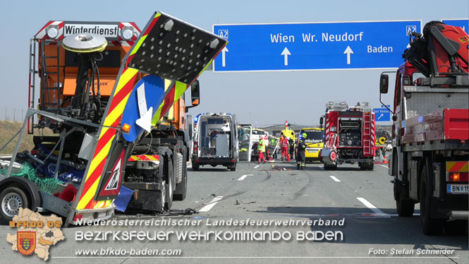 20220325 Menschenrettung nach Auffahrunfall auf ASFiNAG Fahrzeug auf der A2 RFB Wien   Foto: Stefan Schneider BFKDO BADEN