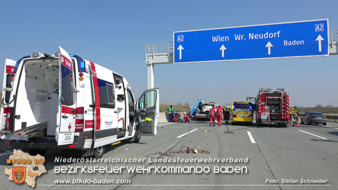 20220325 Menschenrettung nach Auffahrunfall auf ASFiNAG Fahrzeug auf der A2 RFB Wien   Foto: Stefan Schneider BFKDO BADEN