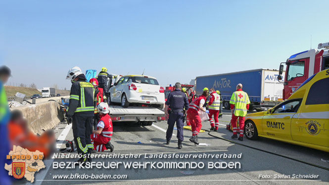20220325 Menschenrettung nach Auffahrunfall auf ASFiNAG Fahrzeug auf der A2 RFB Wien   Foto: Stefan Schneider BFKDO BADEN