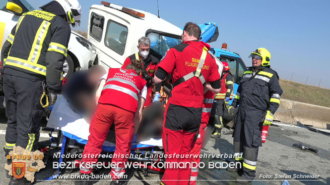 20220325 Menschenrettung nach Auffahrunfall auf ASFiNAG Fahrzeug auf der A2 RFB Wien   Foto: Stefan Schneider BFKDO BADEN