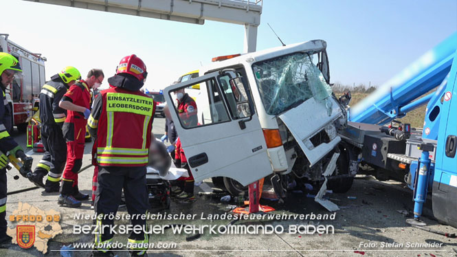 20220325 Menschenrettung nach Auffahrunfall auf ASFiNAG Fahrzeug auf der A2 RFB Wien   Foto: Stefan Schneider BFKDO BADEN
