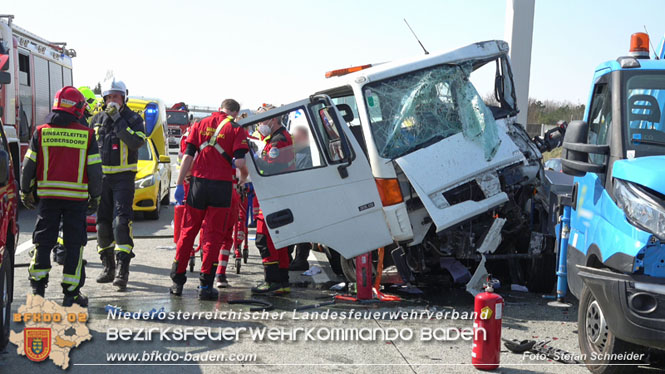 20220325 Menschenrettung nach Auffahrunfall auf ASFiNAG Fahrzeug auf der A2 RFB Wien   Foto: Stefan Schneider BFKDO BADEN