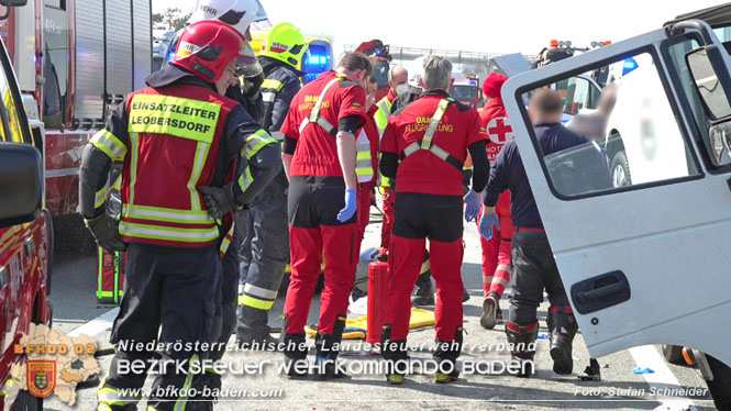 20220325 Menschenrettung nach Auffahrunfall auf ASFiNAG Fahrzeug auf der A2 RFB Wien   Foto: Stefan Schneider BFKDO BADEN