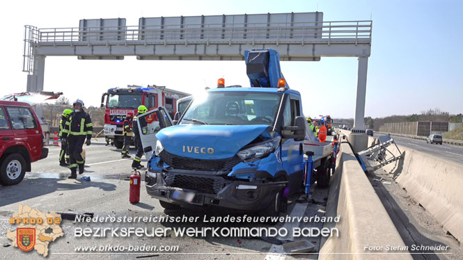 20220325 Menschenrettung nach Auffahrunfall auf ASFiNAG Fahrzeug auf der A2 RFB Wien   Foto: Stefan Schneider BFKDO BADEN
