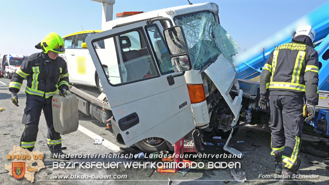 20220325 Menschenrettung nach Auffahrunfall auf ASFiNAG Fahrzeug auf der A2 RFB Wien   Foto: Stefan Schneider BFKDO BADEN