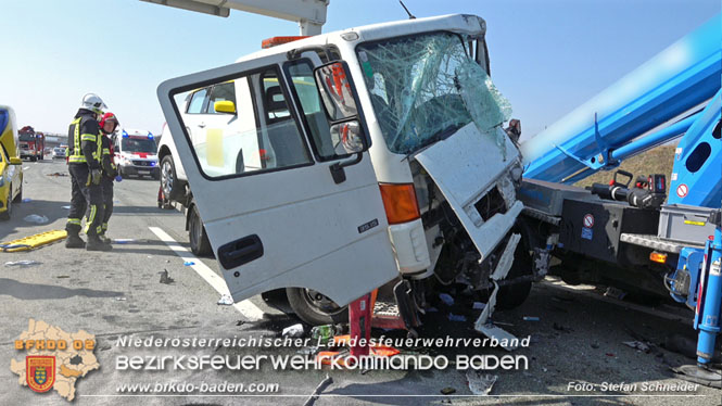 20220325 Menschenrettung nach Auffahrunfall auf ASFiNAG Fahrzeug auf der A2 RFB Wien   Foto: Stefan Schneider BFKDO BADEN