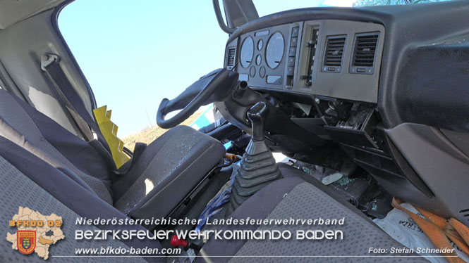20220325 Menschenrettung nach Auffahrunfall auf ASFiNAG Fahrzeug auf der A2 RFB Wien   Foto: Stefan Schneider BFKDO BADEN
