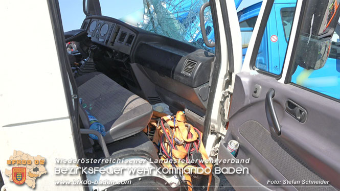 20220325 Menschenrettung nach Auffahrunfall auf ASFiNAG Fahrzeug auf der A2 RFB Wien   Foto: Stefan Schneider BFKDO BADEN