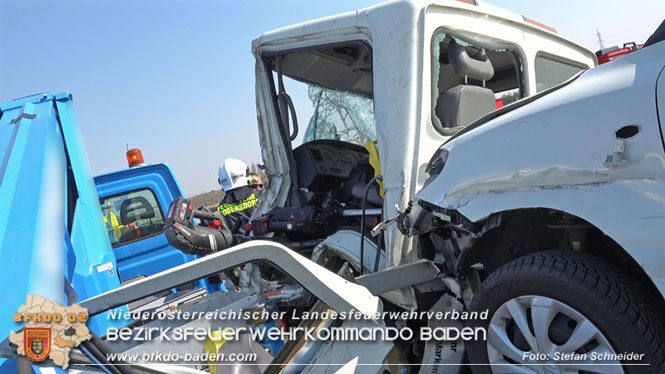 20220325 Menschenrettung nach Auffahrunfall auf ASFiNAG Fahrzeug auf der A2 RFB Wien   Foto: Stefan Schneider BFKDO BADEN