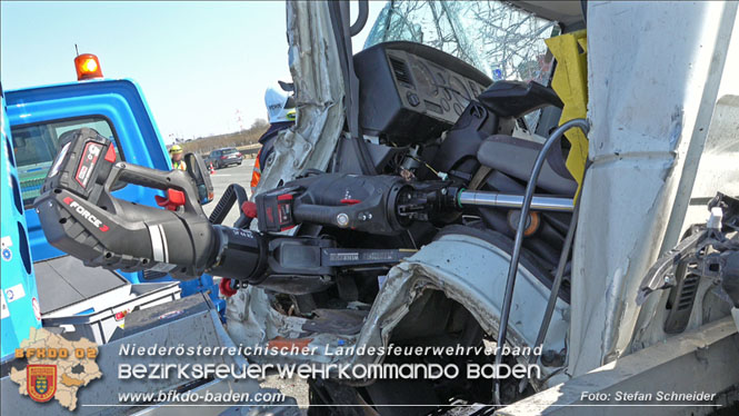 20220325 Menschenrettung nach Auffahrunfall auf ASFiNAG Fahrzeug auf der A2 RFB Wien   Foto: Stefan Schneider BFKDO BADEN
