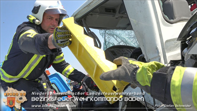 20220325 Menschenrettung nach Auffahrunfall auf ASFiNAG Fahrzeug auf der A2 RFB Wien   Foto: Stefan Schneider BFKDO BADEN