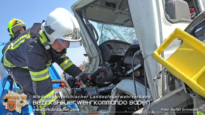 20220325 Menschenrettung nach Auffahrunfall auf ASFiNAG Fahrzeug auf der A2 RFB Wien   Foto: Stefan Schneider BFKDO BADEN