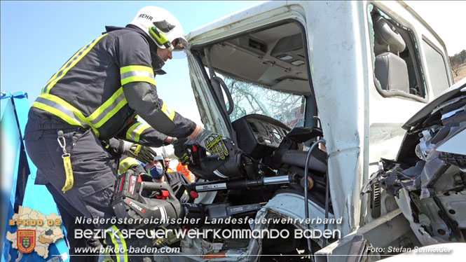 20220325 Menschenrettung nach Auffahrunfall auf ASFiNAG Fahrzeug auf der A2 RFB Wien   Foto: Stefan Schneider BFKDO BADEN