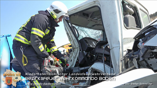 20220325 Menschenrettung nach Auffahrunfall auf ASFiNAG Fahrzeug auf der A2 RFB Wien   Foto: Stefan Schneider BFKDO BADEN