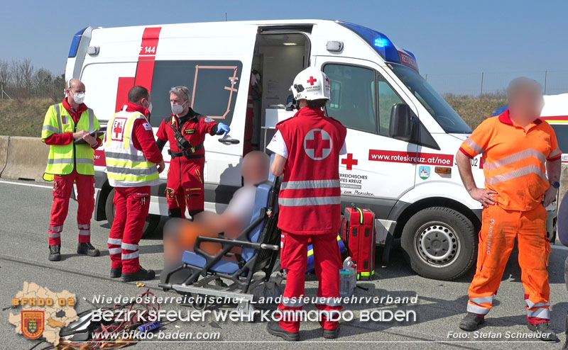 20220325 Menschenrettung nach Auffahrunfall auf ASFiNAG Fahrzeug auf der A2 RFB Wien   Foto: Stefan Schneider BFKDO BADEN