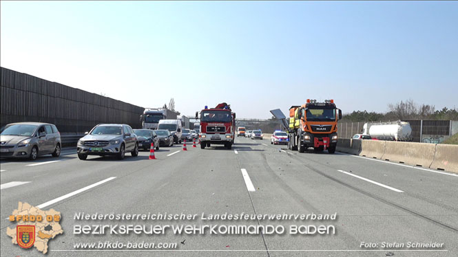 20220325 Menschenrettung nach Auffahrunfall auf ASFiNAG Fahrzeug auf der A2 RFB Wien   Foto: Stefan Schneider BFKDO BADEN