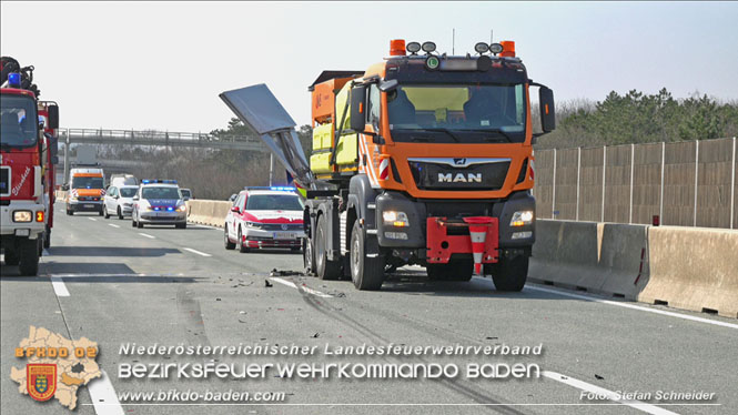 20220325 Menschenrettung nach Auffahrunfall auf ASFiNAG Fahrzeug auf der A2 RFB Wien   Foto: Stefan Schneider BFKDO BADEN