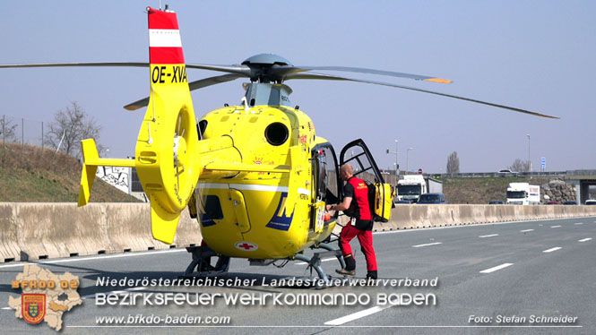 20220325 Menschenrettung nach Auffahrunfall auf ASFiNAG Fahrzeug auf der A2 RFB Wien   Foto: Stefan Schneider BFKDO BADEN