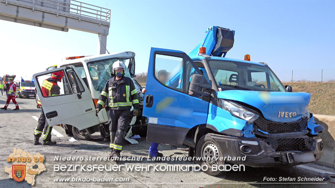 20220325 Menschenrettung nach Auffahrunfall auf ASFiNAG Fahrzeug auf der A2 RFB Wien   Foto: Stefan Schneider BFKDO BADEN