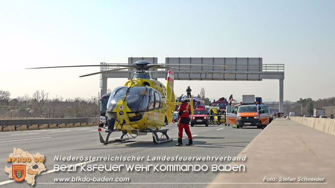 20220325 Menschenrettung nach Auffahrunfall auf ASFiNAG Fahrzeug auf der A2 RFB Wien   Foto: Stefan Schneider BFKDO BADEN