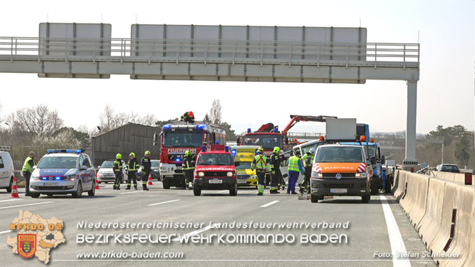 20220325 Menschenrettung nach Auffahrunfall auf ASFiNAG Fahrzeug auf der A2 RFB Wien   Foto: Stefan Schneider BFKDO BADEN