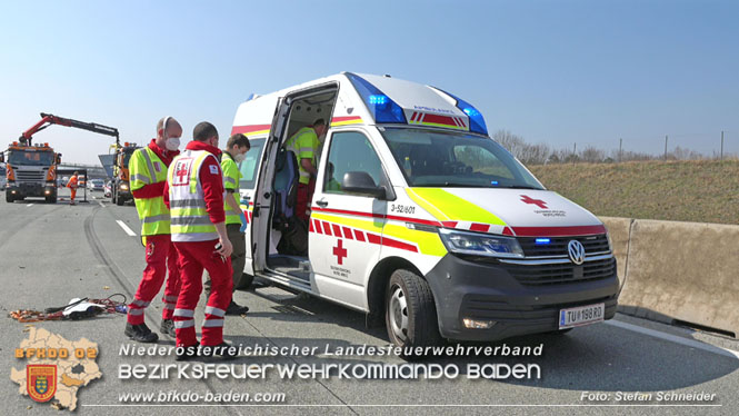 20220325 Menschenrettung nach Auffahrunfall auf ASFiNAG Fahrzeug auf der A2 RFB Wien   Foto: Stefan Schneider BFKDO BADEN