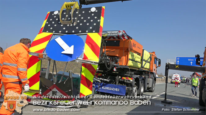20220325 Menschenrettung nach Auffahrunfall auf ASFiNAG Fahrzeug auf der A2 RFB Wien   Foto: Stefan Schneider BFKDO BADEN