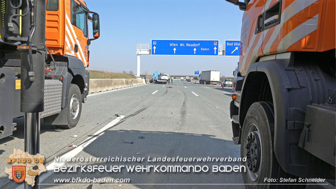 20220325 Menschenrettung nach Auffahrunfall auf ASFiNAG Fahrzeug auf der A2 RFB Wien   Foto: Stefan Schneider BFKDO BADEN