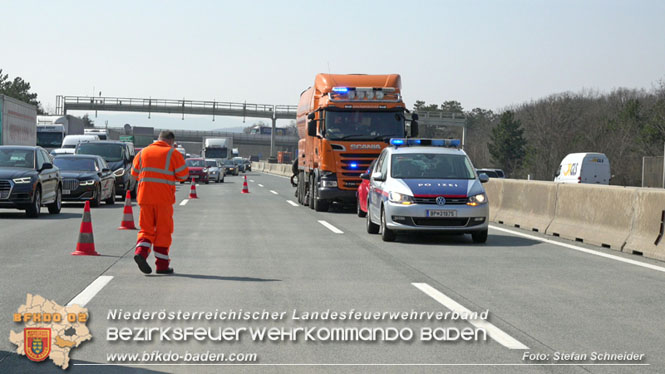 20220325 Menschenrettung nach Auffahrunfall auf ASFiNAG Fahrzeug auf der A2 RFB Wien   Foto: Stefan Schneider BFKDO BADEN