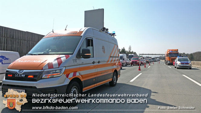 20220325 Menschenrettung nach Auffahrunfall auf ASFiNAG Fahrzeug auf der A2 RFB Wien   Foto: Stefan Schneider BFKDO BADEN