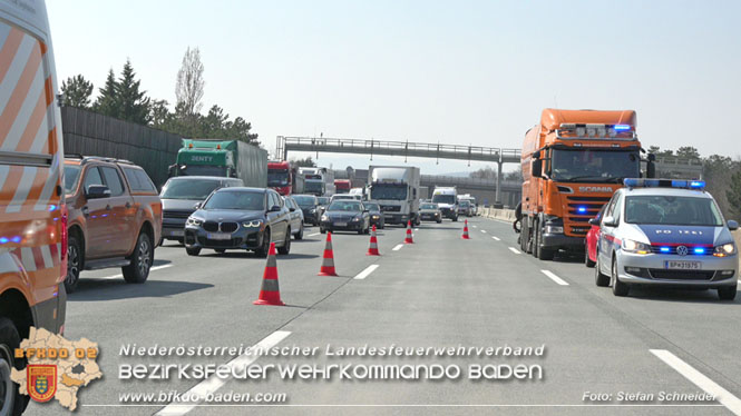 20220325 Menschenrettung nach Auffahrunfall auf ASFiNAG Fahrzeug auf der A2 RFB Wien   Foto: Stefan Schneider BFKDO BADEN