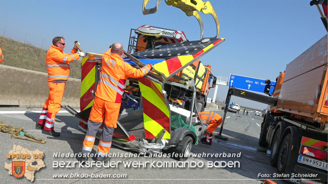 20220325 Menschenrettung nach Auffahrunfall auf ASFiNAG Fahrzeug auf der A2 RFB Wien   Foto: Stefan Schneider BFKDO BADEN