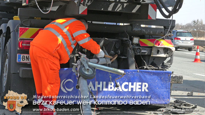 20220325 Menschenrettung nach Auffahrunfall auf ASFiNAG Fahrzeug auf der A2 RFB Wien   Foto: Stefan Schneider BFKDO BADEN