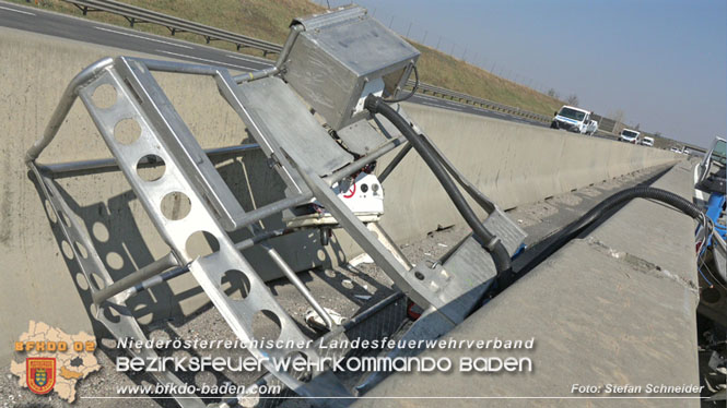 20220325 Menschenrettung nach Auffahrunfall auf ASFiNAG Fahrzeug auf der A2 RFB Wien   Foto: Stefan Schneider BFKDO BADEN