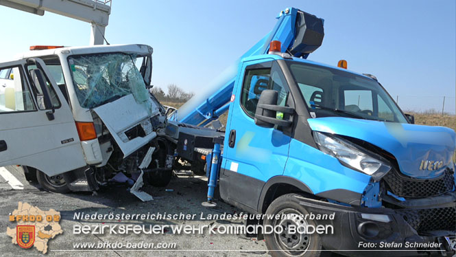 20220325 Menschenrettung nach Auffahrunfall auf ASFiNAG Fahrzeug auf der A2 RFB Wien   Foto: Stefan Schneider BFKDO BADEN