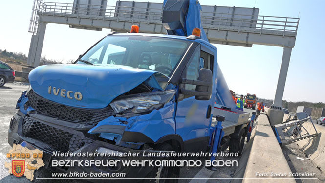 20220325 Menschenrettung nach Auffahrunfall auf ASFiNAG Fahrzeug auf der A2 RFB Wien   Foto: Stefan Schneider BFKDO BADEN