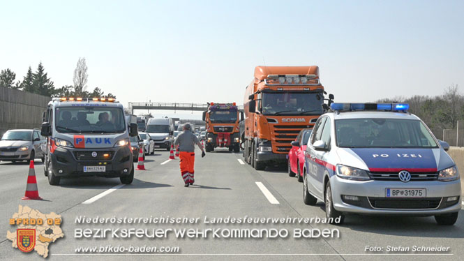 20220325 Menschenrettung nach Auffahrunfall auf ASFiNAG Fahrzeug auf der A2 RFB Wien   Foto: Stefan Schneider BFKDO BADEN