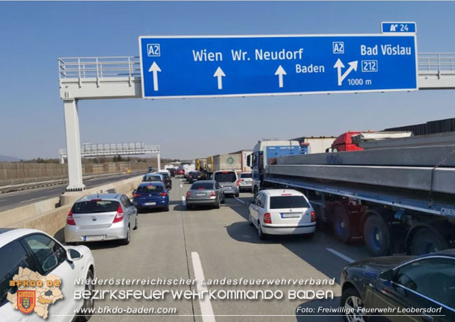 20220325 Menschenrettung nach Auffahrunfall auf ASFiNAG Fahrzeug auf der A2 RFB Wien   Foto: Freiwillige Feuerwehr Leobersdorf