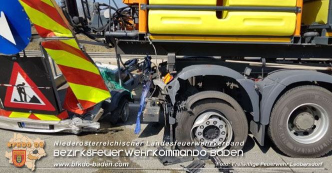 20220325 Menschenrettung nach Auffahrunfall auf ASFiNAG Fahrzeug auf der A2 RFB Wien   Foto: Freiwillige Feuerwehr Leobersdorf