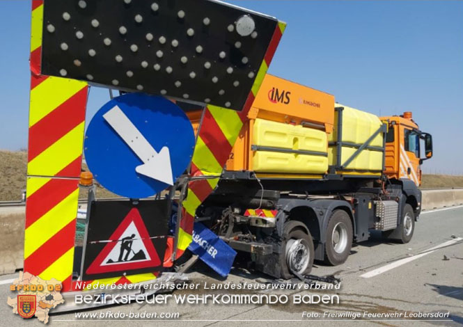 20220325 Menschenrettung nach Auffahrunfall auf ASFiNAG Fahrzeug auf der A2 RFB Wien   Foto: Freiwillige Feuerwehr Leobersdorf