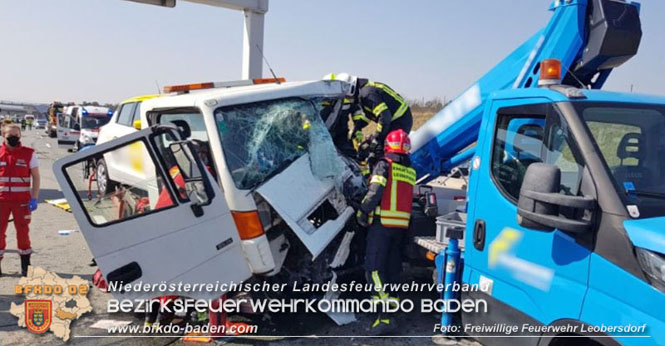 20220325 Menschenrettung nach Auffahrunfall auf ASFiNAG Fahrzeug auf der A2 RFB Wien   Foto: Freiwillige Feuerwehr Leobersdorf