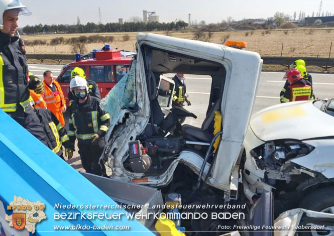 20220325 Menschenrettung nach Auffahrunfall auf ASFiNAG Fahrzeug auf der A2 RFB Wien   Foto: Freiwillige Feuerwehr Leobersdorf