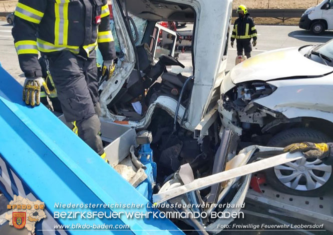 20220325 Menschenrettung nach Auffahrunfall auf ASFiNAG Fahrzeug auf der A2 RFB Wien   Foto: Freiwillige Feuerwehr Leobersdorf