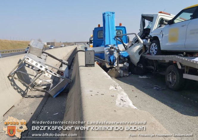 20220325 Menschenrettung nach Auffahrunfall auf ASFiNAG Fahrzeug auf der A2 RFB Wien   Foto: Freiwillige Feuerwehr Leobersdorf