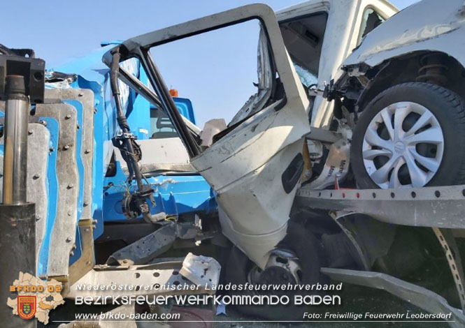 20220325 Menschenrettung nach Auffahrunfall auf ASFiNAG Fahrzeug auf der A2 RFB Wien   Foto: Freiwillige Feuerwehr Leobersdorf