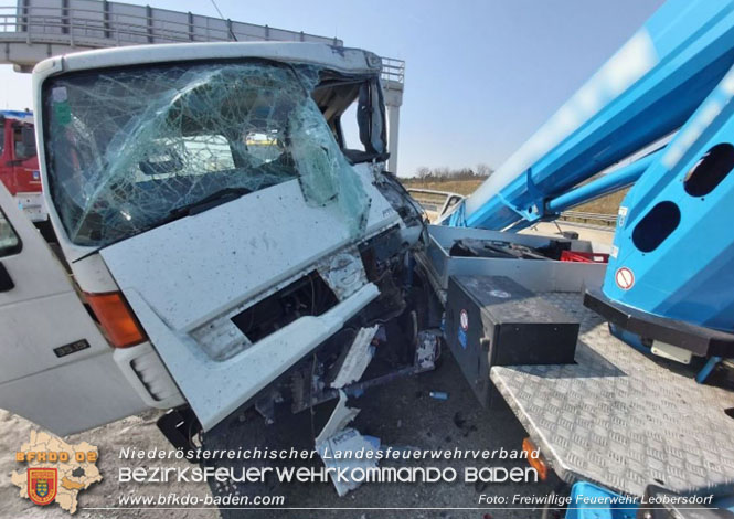 20220325 Menschenrettung nach Auffahrunfall auf ASFiNAG Fahrzeug auf der A2 RFB Wien   Foto: Freiwillige Feuerwehr Leobersdorf