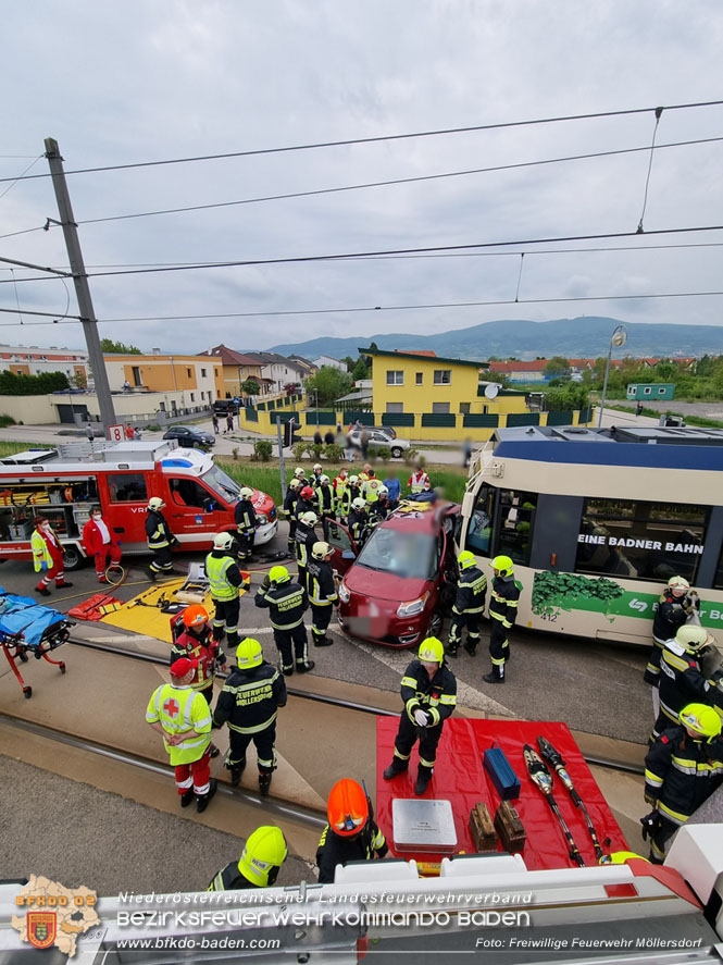 20220506 Menschenrettung nach Unfall Pkw gegen Badner-Bahn   Foto: FF Möllersdorf