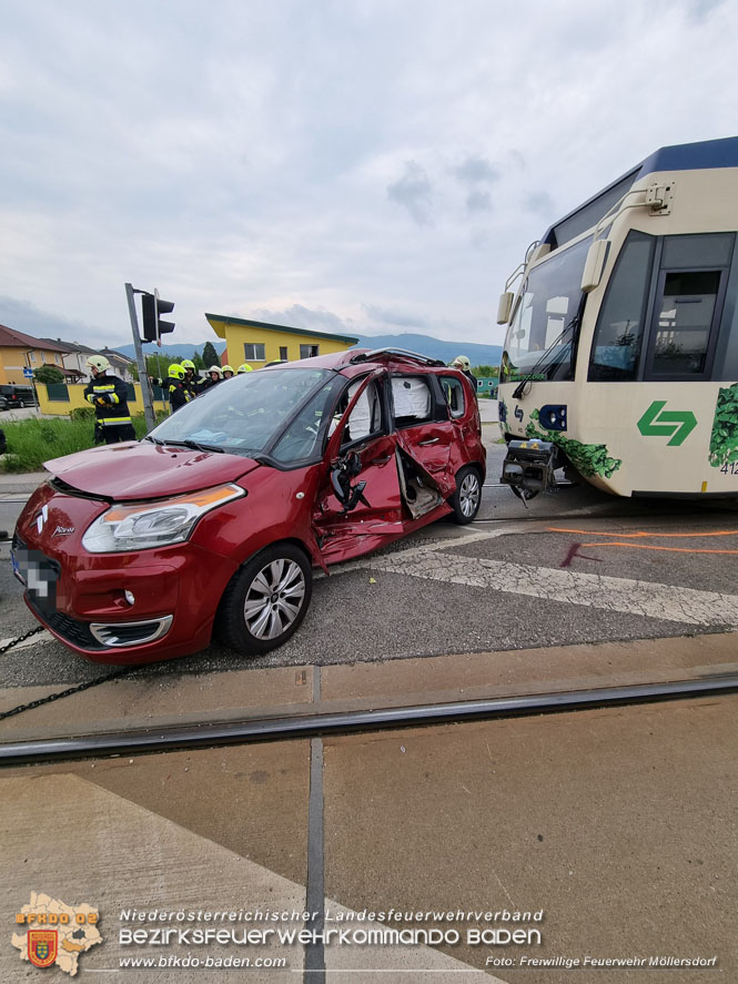 20220506 Menschenrettung nach Unfall Pkw gegen Badner-Bahn   Foto: FF Möllersdorf