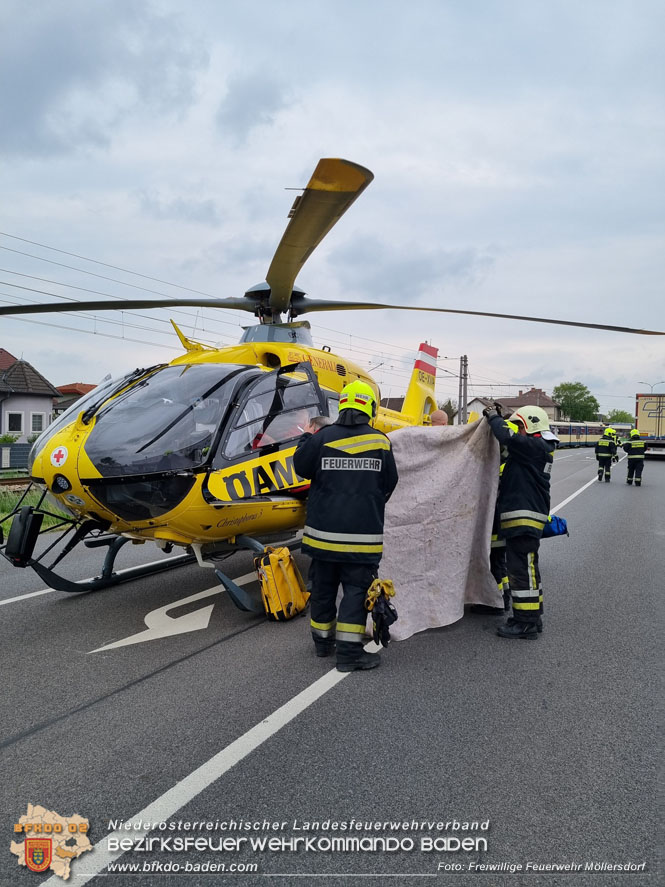 20220506 Menschenrettung nach Unfall Pkw gegen Badner-Bahn   Foto: FF Möllersdorf