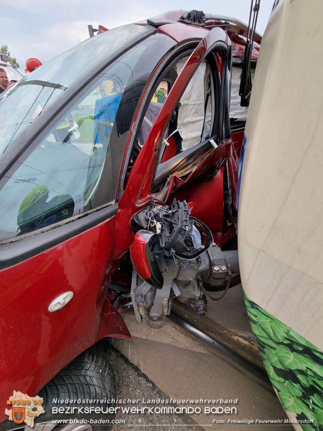 20220506 Menschenrettung nach Unfall Pkw gegen Badner-Bahn   Foto: FF Möllersdorf